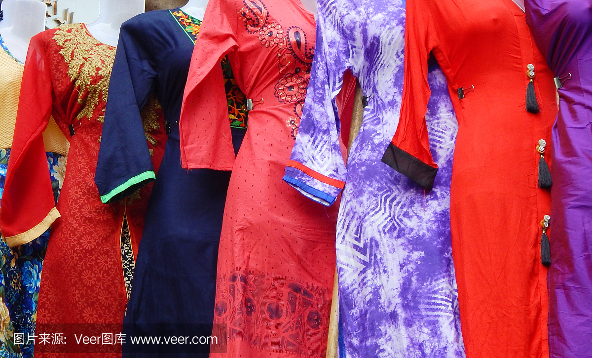 在印度海得拉巴市场,穿着印度时装沙丽克米兹的人体模型